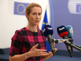 Kaja Kallas, haute représentante de l'Union européenne pour les affaires étrangères et la politique de sécurité et vice-présidente de la Commission européenne, s'adresse aux journalistes avant la réunion ministérielle UE-Voisinage Sud, qui se tiendra à Bruxelles le 14 juillet 2025. Cette réunion réunira