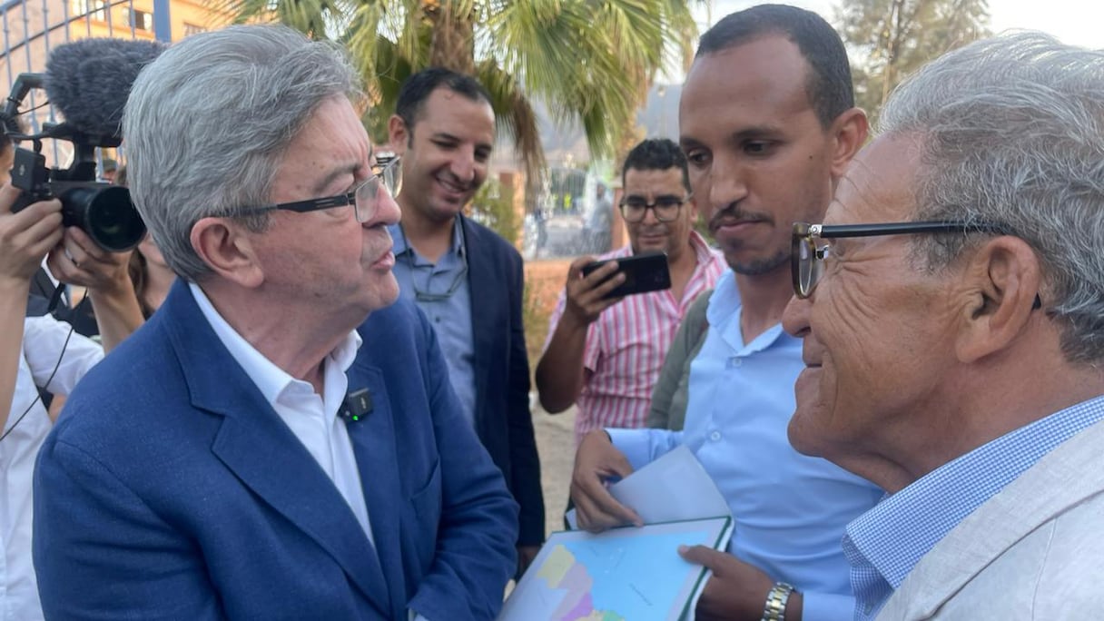 Le leader de La France Insoumise, Jean-Luc Mélenchon, lors d'une visite de solidarité à Amizmiz, mercredi 4 octobre 2023.