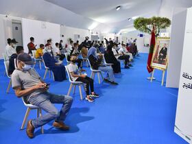 Des personnes attendent de recevoir une injection d'un vaccin anti-Covid-19, dans un centre de vaccination à Salé, le 6 octobre 2021.