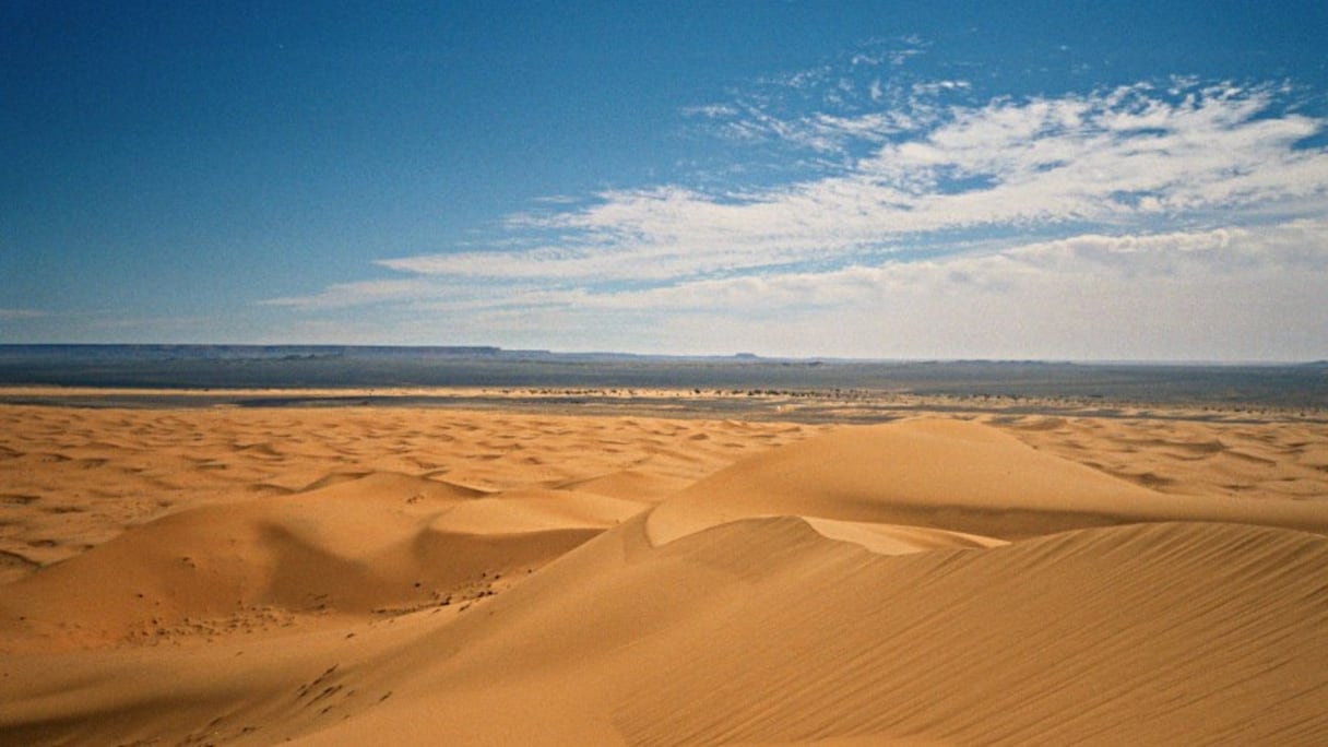 Merzouga. A 35 km de Moulay Ali Cherif, ces dunes, les plus hautes du Maroc, permettent randonnées, bivouacs dans le désert, arénothérapie (ou bains de sable). L'équilibre du site est menacé par la surfréquentation et le développement des sports mécaniques.