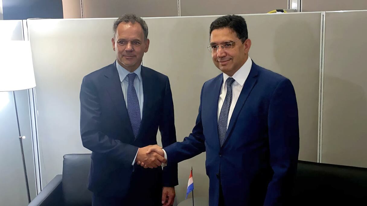 Nasser Bourita, ministre des Affaires étrangères, de la Coopération africaine et des Marocains résidant à l'étranger, et Caspar Veldkamp, ministre des Affaires étrangères des Pays-Bas.