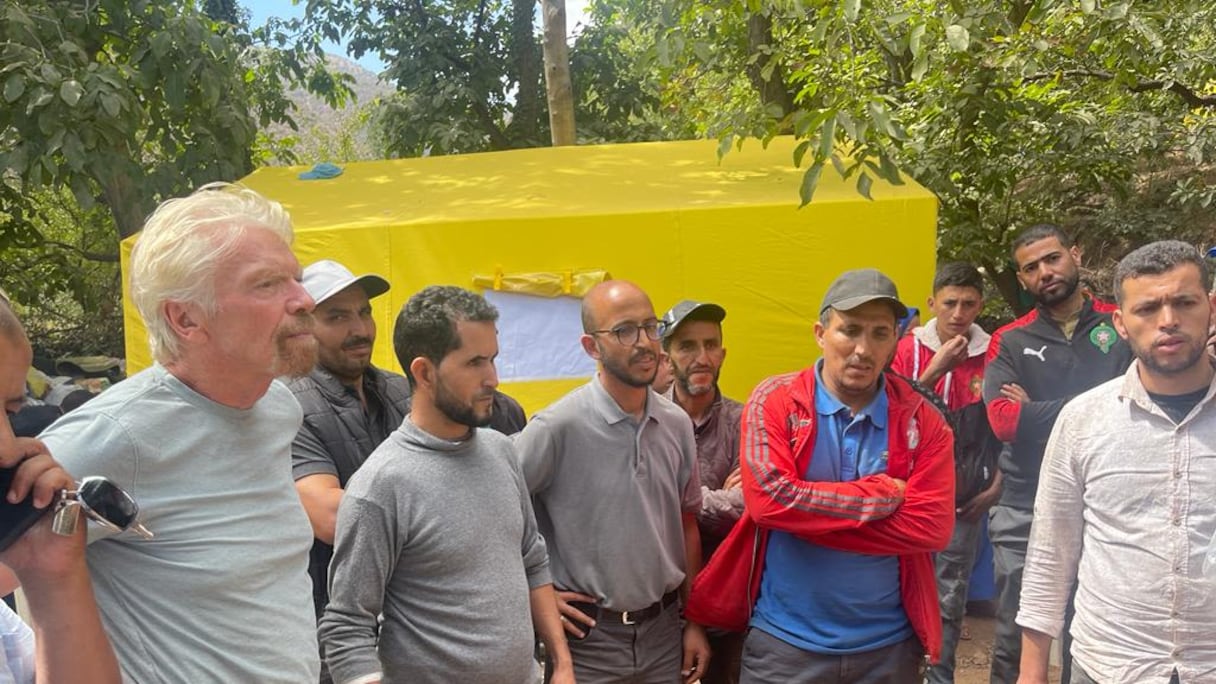 Richard Branson et des équipes mobilisées dans l'un des villages du Haouz frappés par le séisme du 8 septembre.