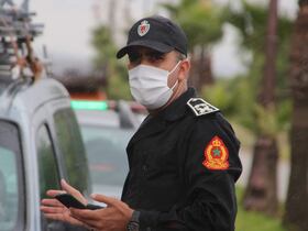 Un élément de la DGSN veillant au respect de l'état d'urgence sanitaire au Maroc.