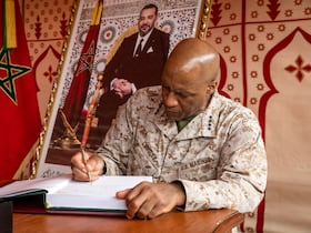 Le commandant de l'US Africa Command (AFRICOM), le général Michael Langley, signant le Livre d'or de l'exercice militaire maroco-américain African Lion à Agadir, le 30 mai 2024. (AFP).