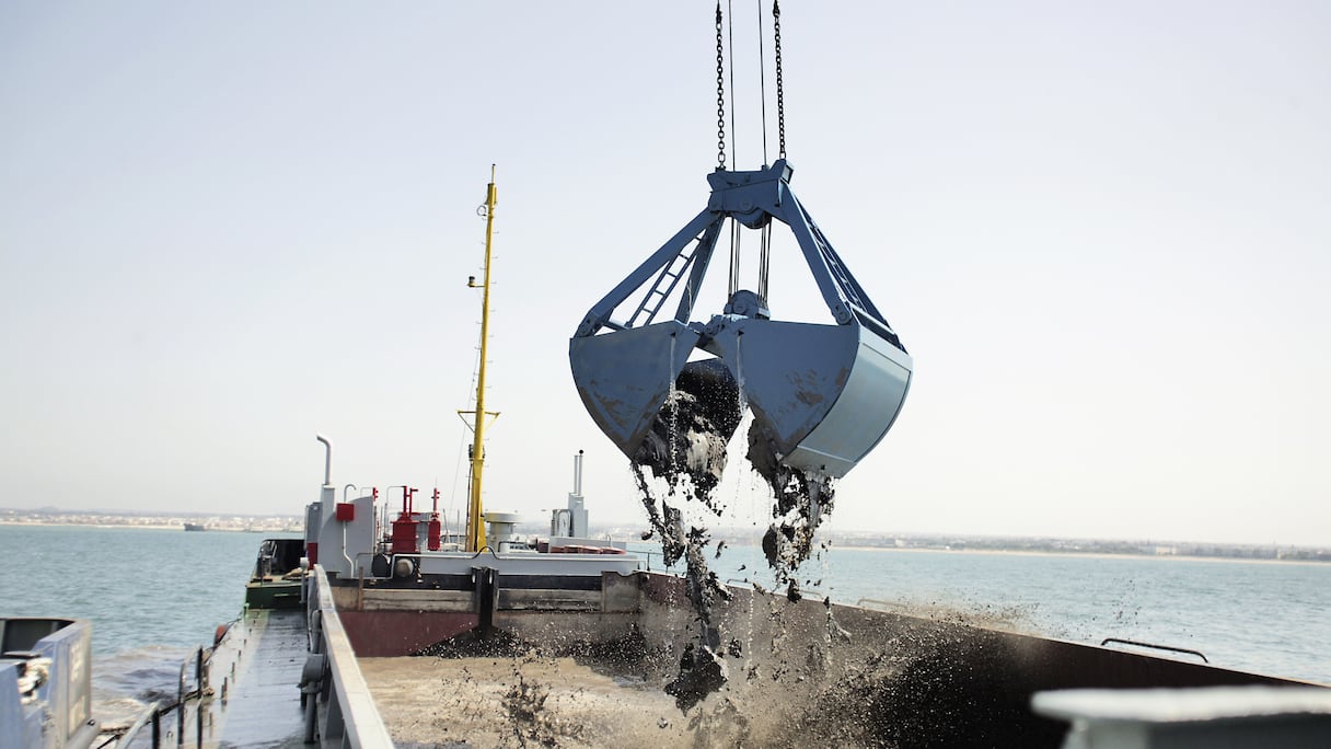 Dragage dans un port.