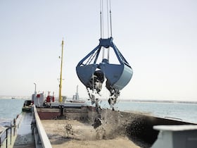 Dragage dans un port.