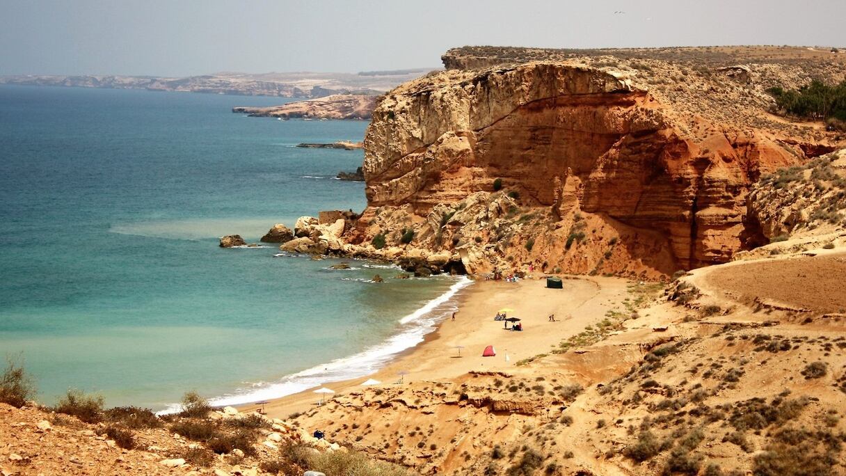 Plage de Sid El Bachir ou "Tmadet", près de la station balnéaire de Saïdia, dans la région de l'Oriental. Cette crique de sable blanc et d'eau cristalline est protégée par de vertigineuses falaises.
