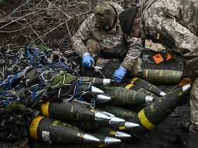 Des militaires ukrainiens se préparent à tirer vers des positions russes avec une arme d'artillerie obusier M777 de 155 mm sur la ligne de front près de la ville de Bakhmut, le 11 mars 2023 au milieu de l'invasion russe de l'Ukraine.