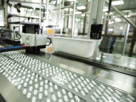 Ligne de production de comprimés de médicaments, dans l'usine d'un laboratoire pharmaceutique.