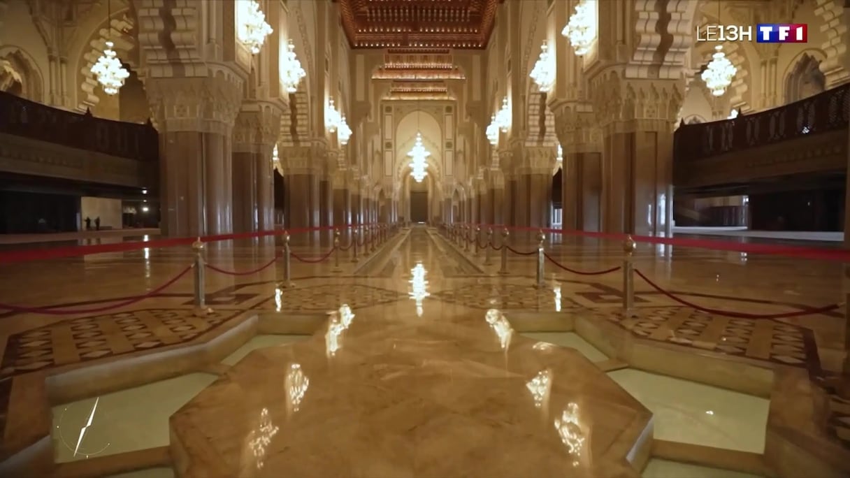 L'une des salles de la Mosquée Hassan II se dévoile lors d'un reportage de TF1 consacré à la ville de Casablanca, le 24 mai 2025.