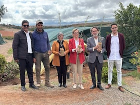Au centre, l’ambassadrice de l’UE au Maroc, Patricia Llombart Cussac, lors de sa visite des zones touchées par le séisme de septembre 2023.