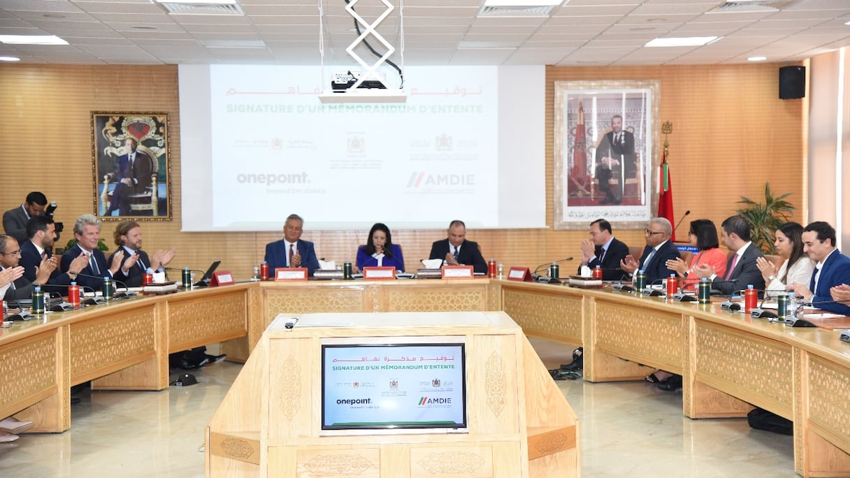 Lors de la signature du protocole d’accord, mardi 22 juillet 2025 à Rabat, entre le gouvernement marocain et le groupe international Onepoint pour la mise en place d’un centre d’excellence dédié à la donnée et à l’intelligence artificielle.