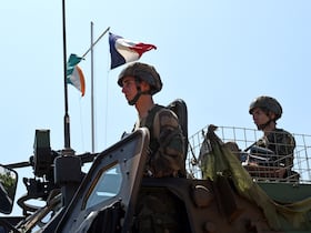 Des soldats de l'armée française stationnés en Côte d'Ivoire circulent à bord d'un véhicule blindé, le 10 octobre 2017