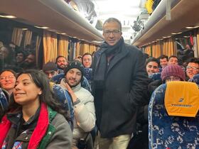 L'ambassadeur du Maroc, Azeddine Farhan, au milieu d'un groupe de Marocains ayant pu quitter l'Ukraine, en transitant par la Slovaquie.