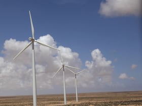 Le parc d'Akhfenir contient 61 éoliennes. Chaque turbine mesure 63 mètres en hauteur, pour des ailes de 43 mètres.