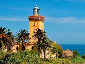 A Tanger, le phare du cap Spartel, inauguré en 1864. Face au détroit de Gibraltar, entre Méditerranée et Atlantique, cette œuvre architecturale de Léonce Reynaud, pensée comme une fantaisie orientalisante, fut conçue par des ingénieurs des Ponts et Chaussées de Paris.