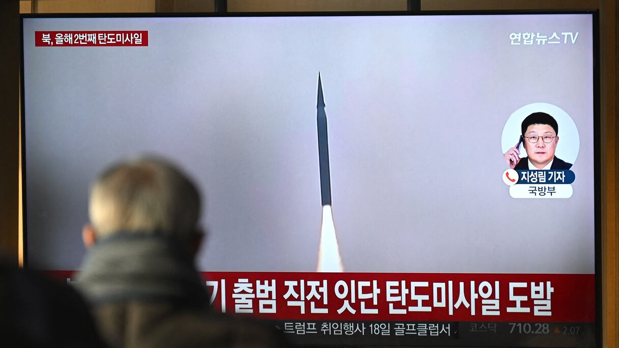 Des gens regardent un écran de télévision montrant un journal télévisé avec des images d'un essai de missile nord-coréen, dans une gare de Séoul, le 14 janvier 2025