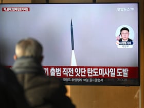 Des gens regardent un écran de télévision montrant un journal télévisé avec des images d'un essai de missile nord-coréen, dans une gare de Séoul, le 14 janvier 2025