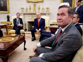 Mike Waltz, représentant des Etats-Unis à l'ONU. En arrière-plan, le président Donald Trump.