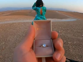 La demande en mariage de Zeeoko Zaki à sa fiancée Renée Monaco, dans le désert d'Agafay.