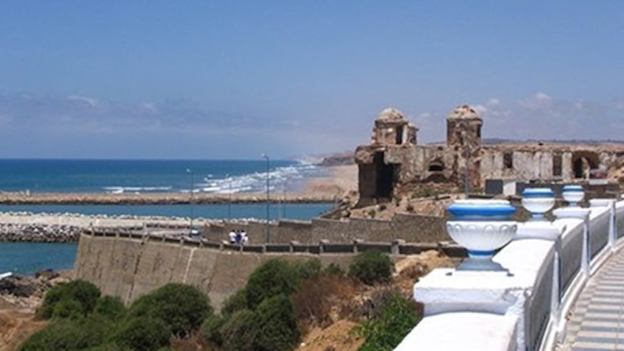 Selon des documents portugais datant du XVe siècle, Larache a été le port majeur du Maroc. Les ruines de Lixus, port carthaginois et romain, se trouvent à proximité de cette ville de la côte atlantique nord, sur l'une des rives de l'oued Loukkos.