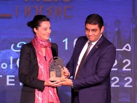 Mehdi Bensaïd, ministre de la Culture, remet un trophée à titre posthume en l'honneur de l'œuvre accomplie par Nour Eddine Saïl, à Nadia Larguet, qui fut son épouse, au cours de la cérémonie d'ouverture du festival national du film de Tanger, le 16 septembre 2022.