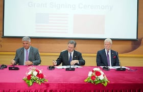 Lors de la signature de l'accord. Au centre, l'ambassadeur des Etats-Unis au Maroc, Duke Buchan III.