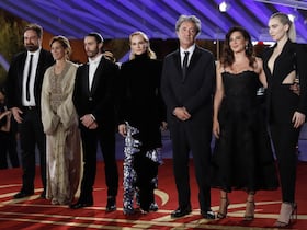 Les membres du Jury de la 19e édition du Festival international du film de Marrakech posent devant les photographes, lors de son passage sur le tapis rouge, durant la cérémonie d'ouverture du FIFM 2022, le 11 novembre 2022.