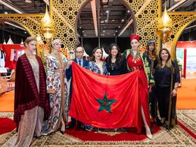 Au centre, la créatrice Fatima Zahra Filali Idrissi, à l'occasion d'un défilé de caftans organisé dans le cadre du "Salon du Maroc" à Dreux, le 23 mai 2025.