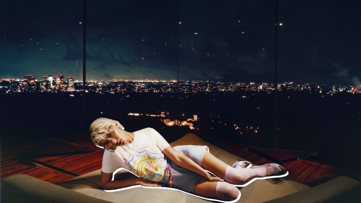 Iris Law est la nouvelle égérie de la collection Resort 2026 de la marque "Casablanca", fondée par Charaf Tajer.