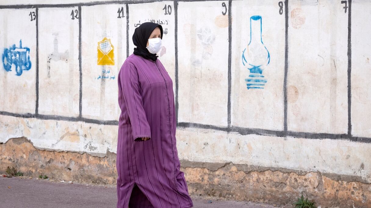 Une femme masquée marche dans une rue de Rabat, le 26 août 2021, au lancement de la campagne électorale pour les législatives, communales et régionales.