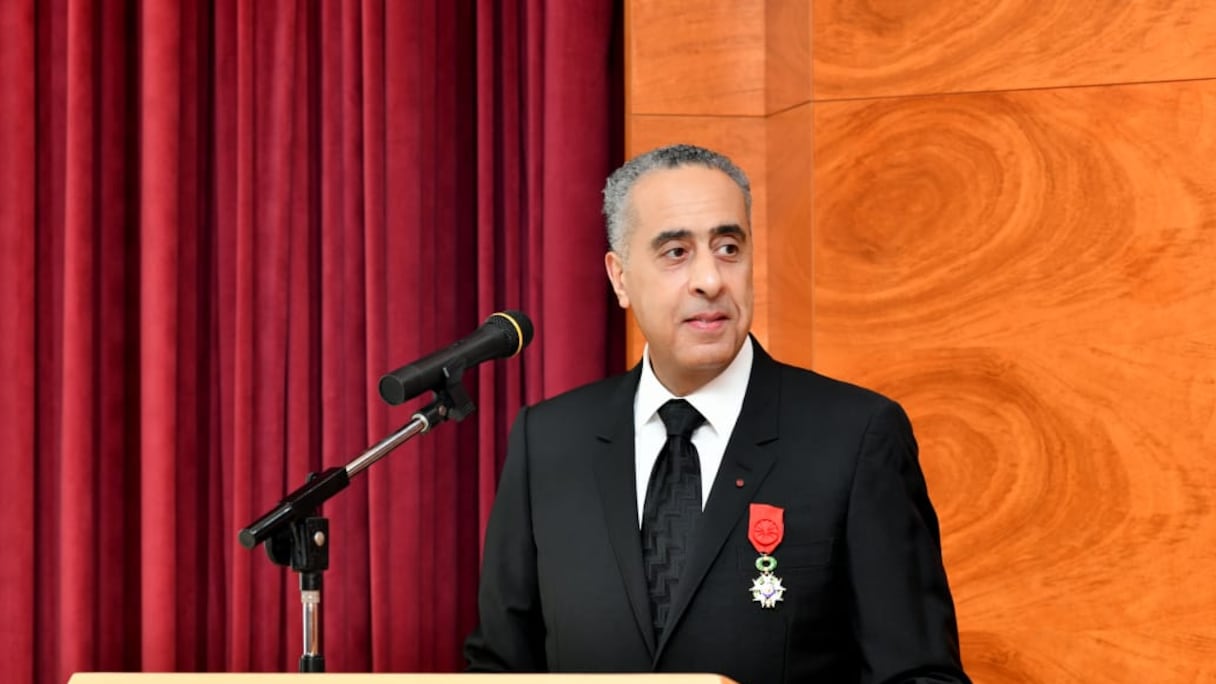 Le patron du pôle DGSN-DGST donnant un discours après avoir été fait officier de la Légion d'honneur, la plus haute distinction française, mardi 24 juin 2025 à Rabat.
