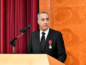 Le patron du pôle DGSN-DGST donnant un discours après avoir été fait officier de la Légion d'honneur, la plus haute distinction française, mardi 24 juin 2025 à Rabat.
