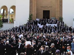 Des avocats manifestent en nombre le 19 juin 2021, devant le tribunal de première instance de Casablanca.