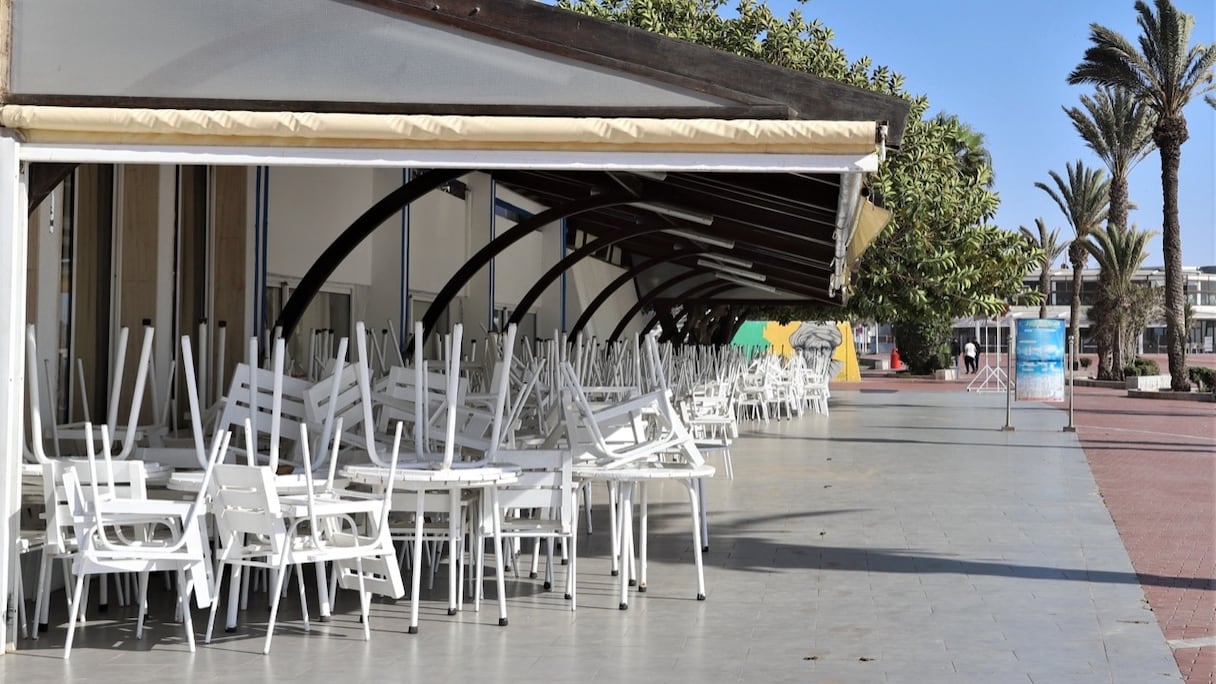 Pour prévenir tout risque de propagation du coronavirus, cafés et restaurants ont dû baisser le rideau, ici à Agadir.
