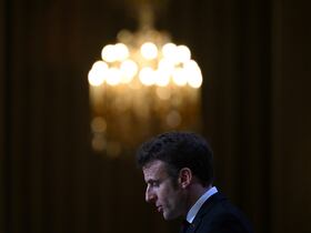 Le président français Emmanuel Macron lors d'un discours, à l'Elysée à Paris le 27 février 2023.