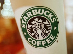 Un café prétendument affilié à la chaîne américaine Starbucks aurait ouvert ses portes à Oran, en Algérie. Original ou supercherie? La question agite le pays.