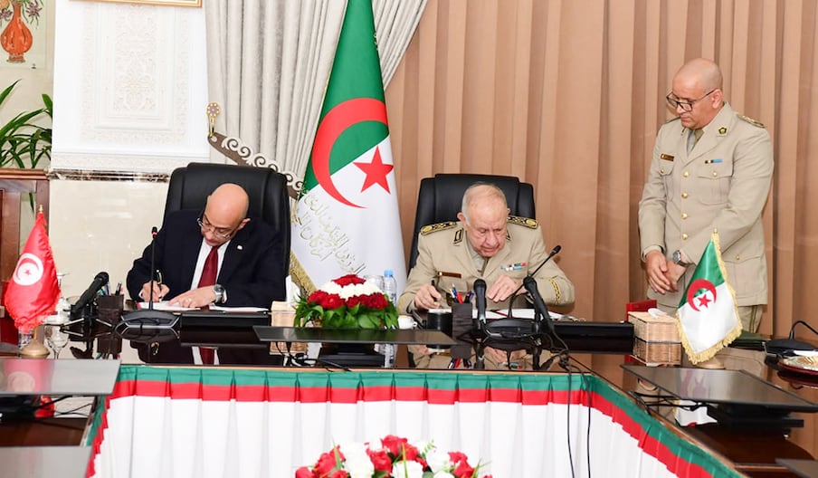Le ministre tunisien de la Défense Khaled Sehili et le chef d'état-major de l'armée algérienne, Said Chengriha, signant l'accord militaire du 7 octobre 2025.