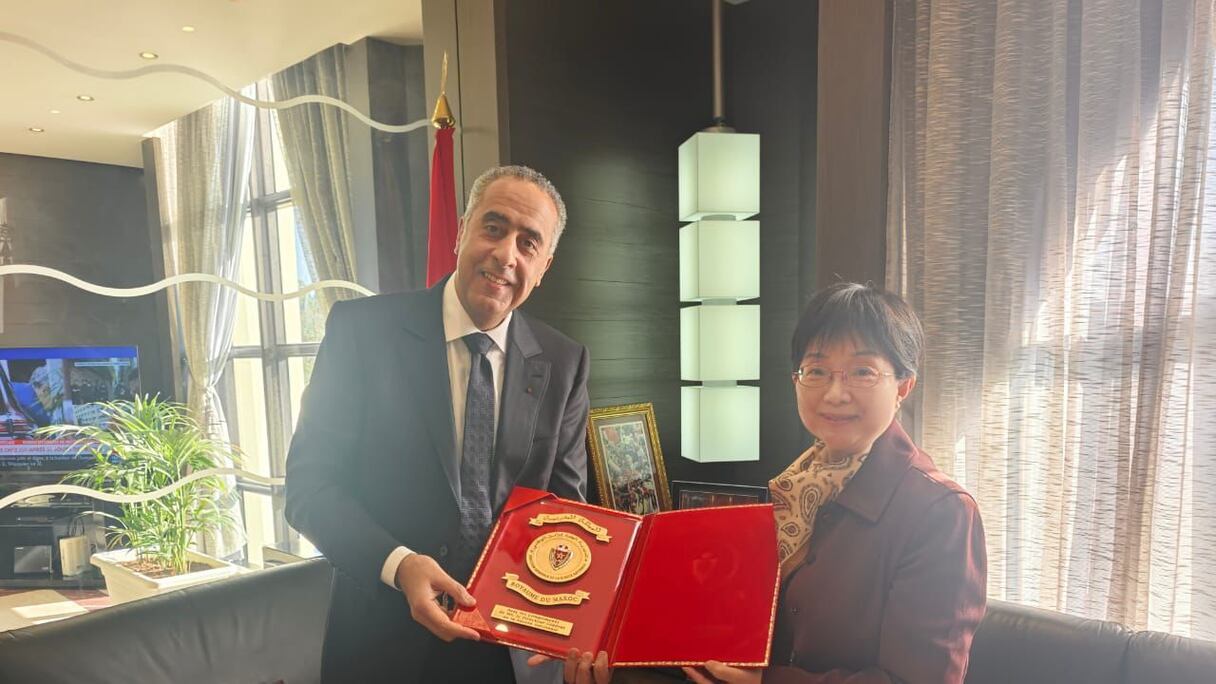 Le directeur général de la Sûreté nationale et de la Surveillance du territoire, Abdellatif Hammouchi, et l'ambassadrice de la Chine au Maroc, Yu Jinsong.