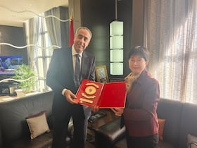 Le directeur général de la Sûreté nationale et de la Surveillance du territoire, Abdellatif Hammouchi, et l'ambassadrice de la Chine au Maroc, Yu Jinsong.