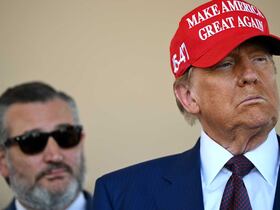 Le sénateur Ted Cruz, en arrière plan, avec le président américain Donald Trump.