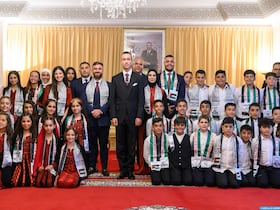 Le prince héritier Moulay El Hassan avec les enfants maqdessis participant à la 16e édition des colonies de vacances de l’Agence Bayt Mal Al-Qods Acharif. MAP.