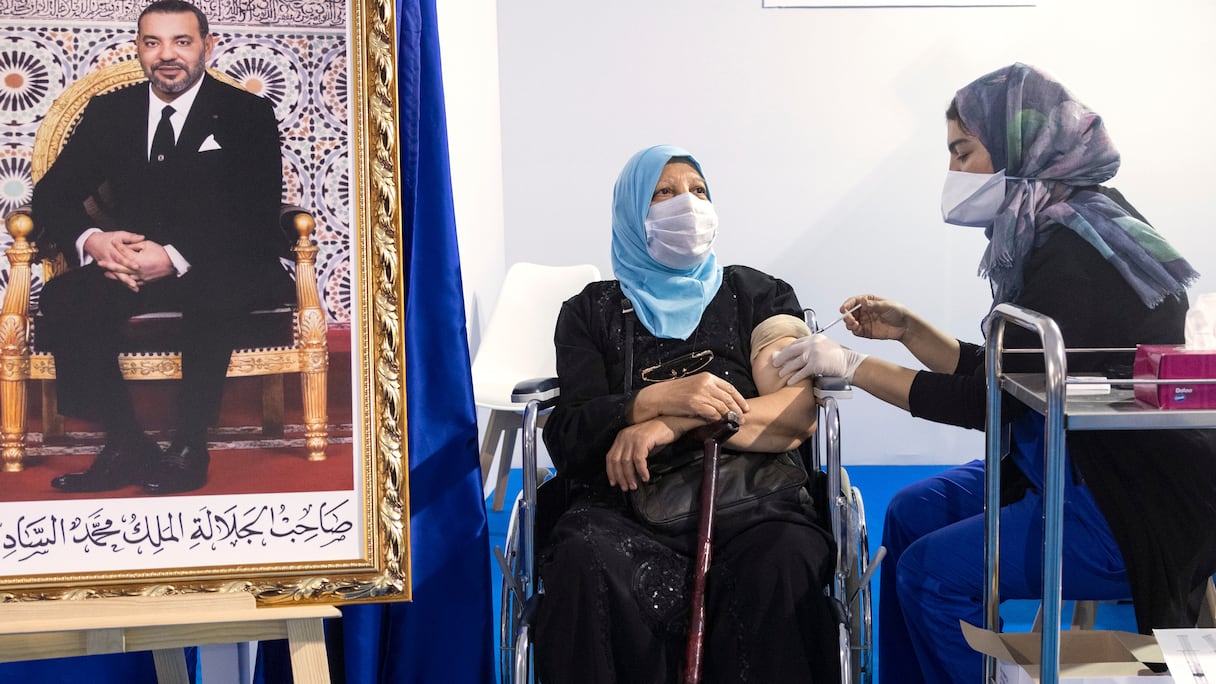 ممرضة تعطي جرعة من لقاح فيروس كورونا فايزر-بيوانتك -19 في مركز تلقيح بمدينة سلا، 5 أكتوبر 2021