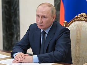 Le président russe Vladimir Poutine assiste à une réunion avec le gouverneur par intérim de la région de Tomsk par téléconférence, à Moscou, le 22 août 2022.
