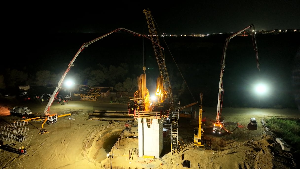 ورش عملاق لا ينام بقلب الصحراء المغربية.. 160 عاملا يربطون الليل بالنهار لإنجاز أطول جسر بالمغرب