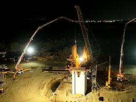 ورش عملاق لا ينام بقلب الصحراء المغربية.. 160 عاملا يربطون الليل بالنهار لإنجاز أطول جسر بالمغرب