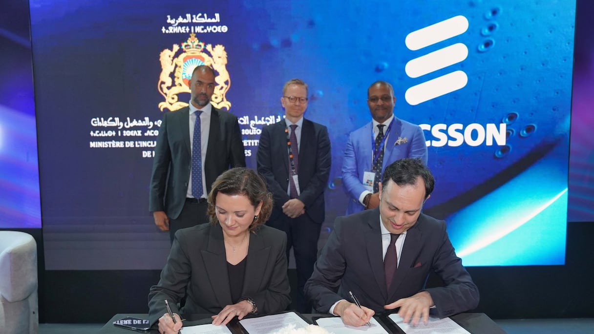 Le ministre de l'Emploi, Younès Sekkouri et Majda Lahlou Kassi, Présidente d’Ericsson Maroc lors de la signature du partenariat, le 14 avril 2025 à Marrakech.