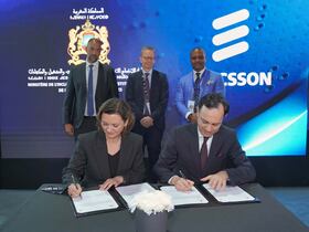 Le ministre de l'Emploi, Younès Sekkouri et Majda Lahlou Kassi, Présidente d’Ericsson Maroc lors de la signature du partenariat, le 14 avril 2025 à Marrakech.