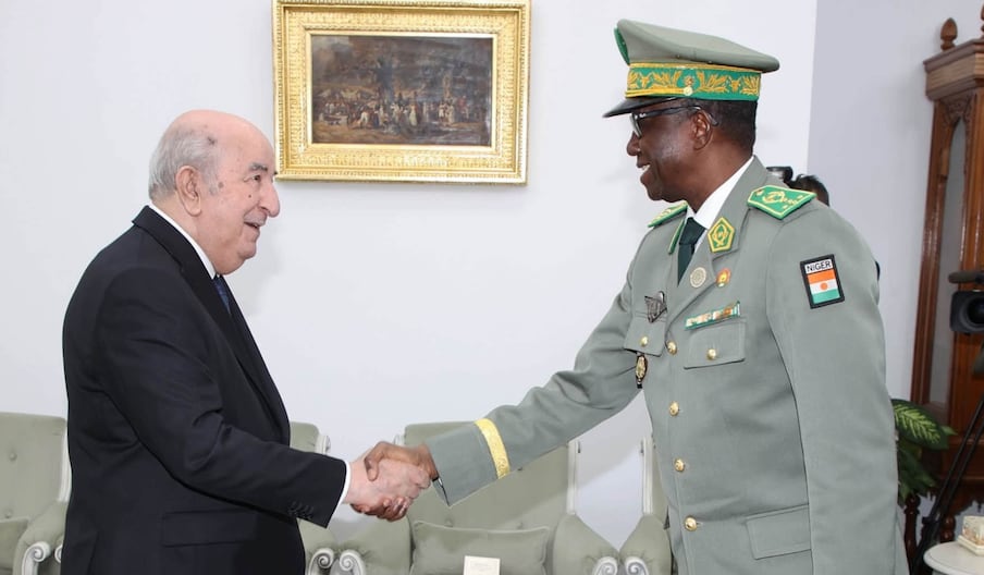 Abdelmadjid Tebboune et le général Salifou Modi, ministre de la Défense du Niger, le 21 octobre 2026, à Alger.