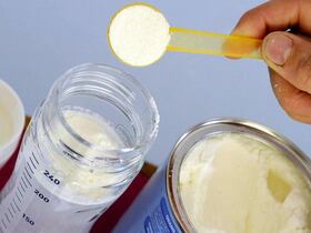 Le lait infantile est indispensable pour le développement du nourrisson.